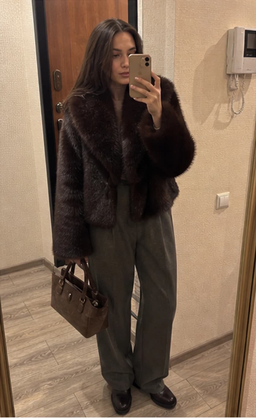 Покупательница в модели DAISY, цвет кремовый соболь